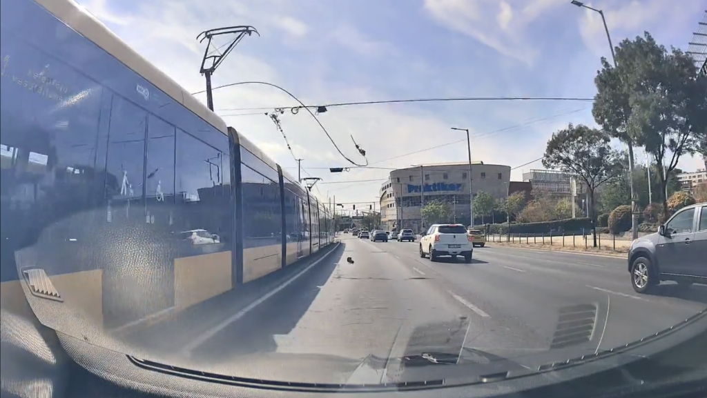 Videón, ahogy menet közben egy autónak csapódik az 1-es villamos leszakadt felsővezetéke