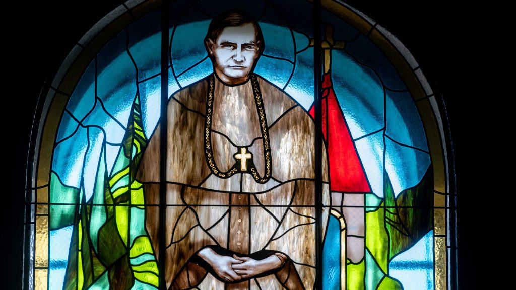 A náciknak és a kommunistáknak is beolvasott a bátor erdélyi püspök