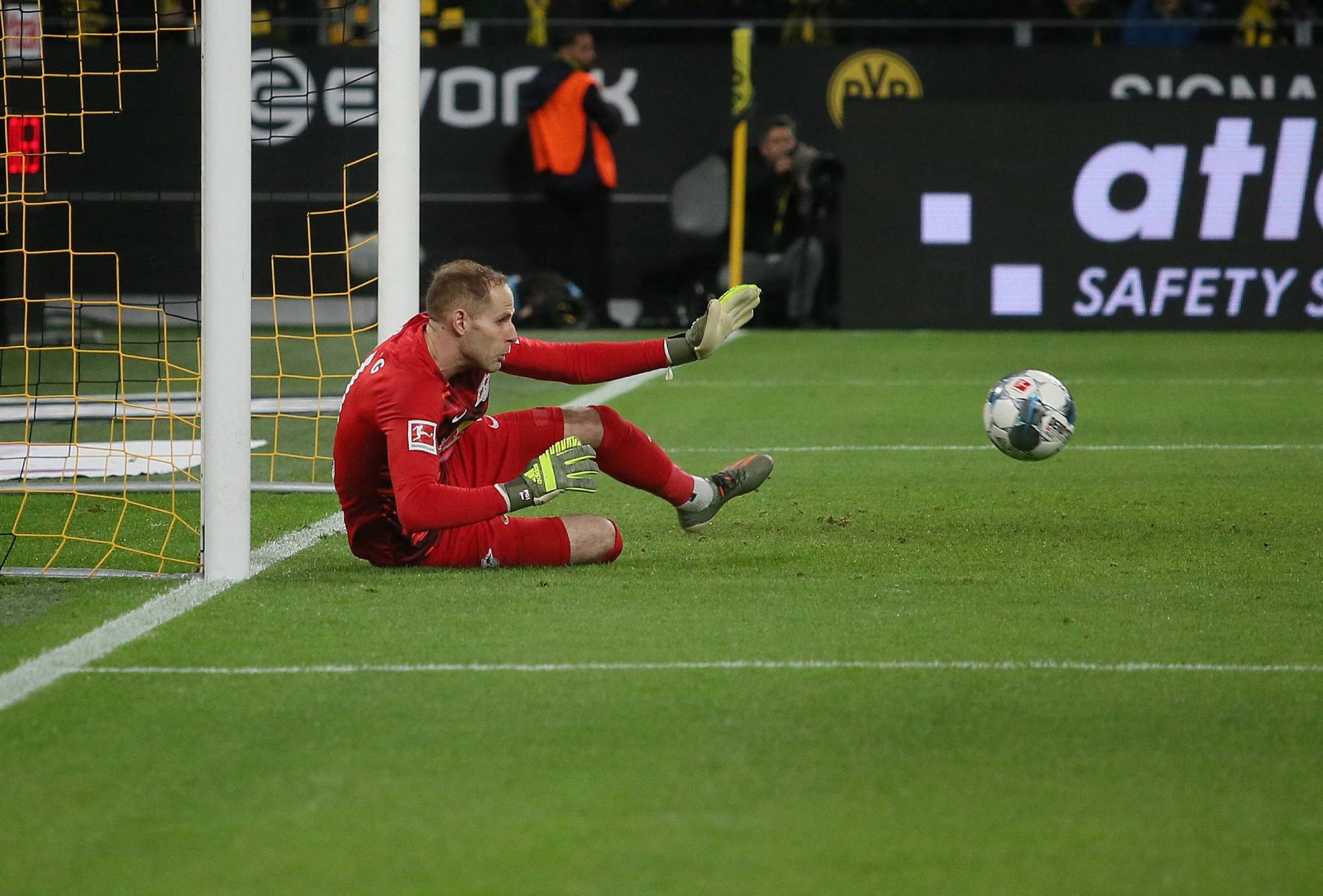 firo: 17.12.2019 Football, 2019/2020 1.Bundesliga: BVB Borussia Dortmund - RB Leipzig 3: 3 errors to 0: 1, Parade, Peter Gulacsi | usage worldwide