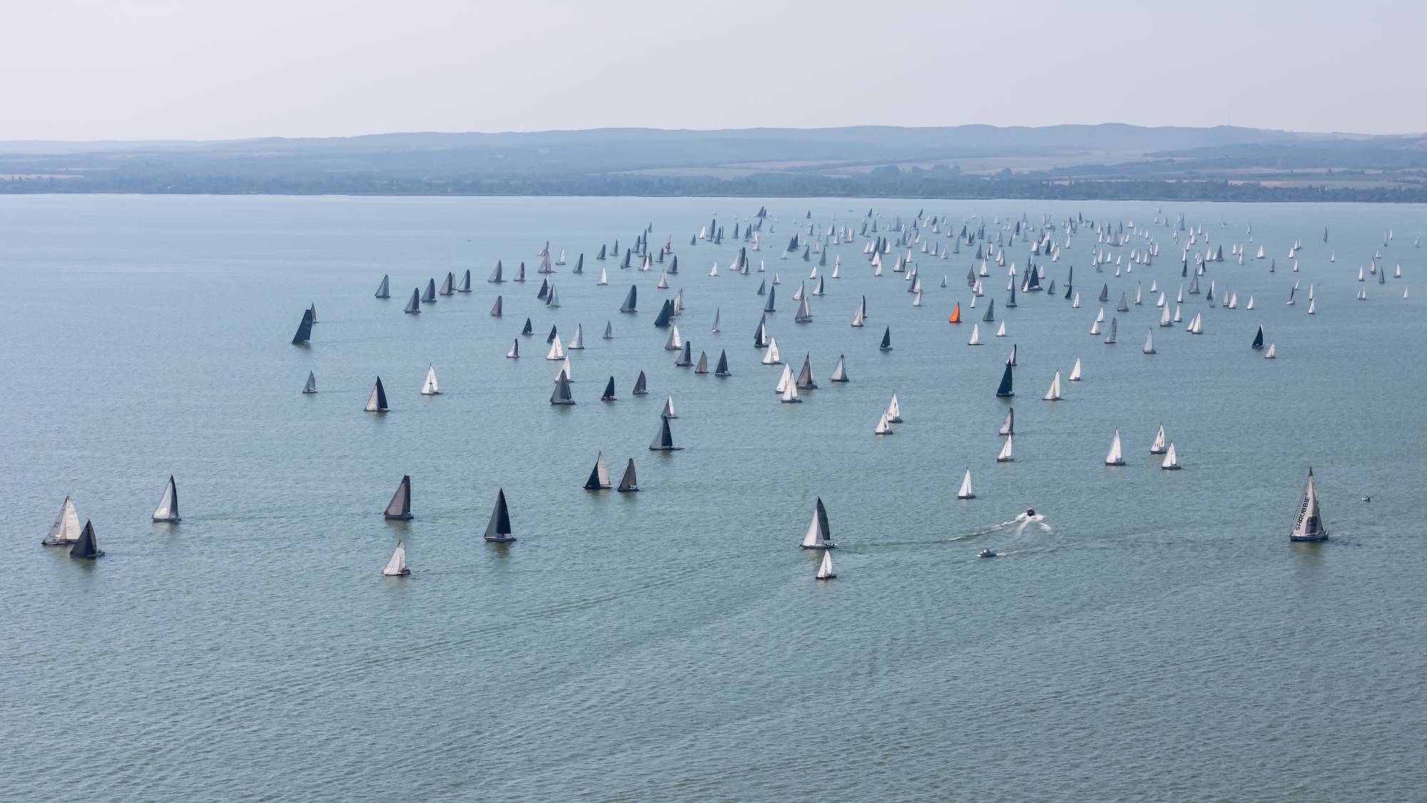 Balatonfüred, 2026. július 30. A drónnal készült felvételen az 58. Kékszalag Raiffeisen Nagydíj tókerülQ vitorlásverseny mezQnye a rajt után Balatonfüred közelében 2026. július 30-án. MTI/Vasvári Tamás; Balatonfüred, 2026. július 30. A drónnal készült felvételen az 58. Kékszalag Raiffeisen Nagydíj tókerülQ vitorlásverseny mezQnye a rajt után Balatonfüred közelében 2026. július 30-án. MTI/Vasvári Tamás