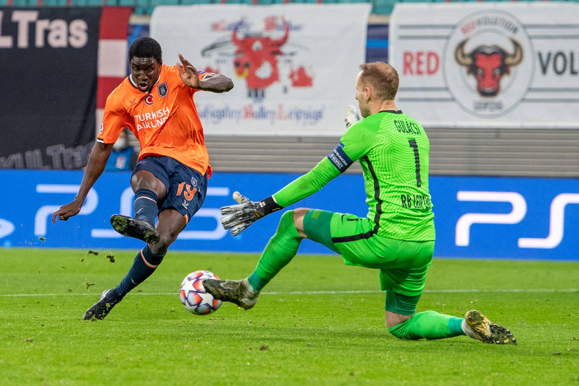 Demba BA (li., IBB) versus goalwart Peter GULACSI (L), action, duels, Soccer Champions League, group stage, group H, matchday 1, RB Leipzig (L) - Istanbul Basaksehir FK (IBB), on October 20, 2020 in Leipzig / Germany. Â | usage worldwide