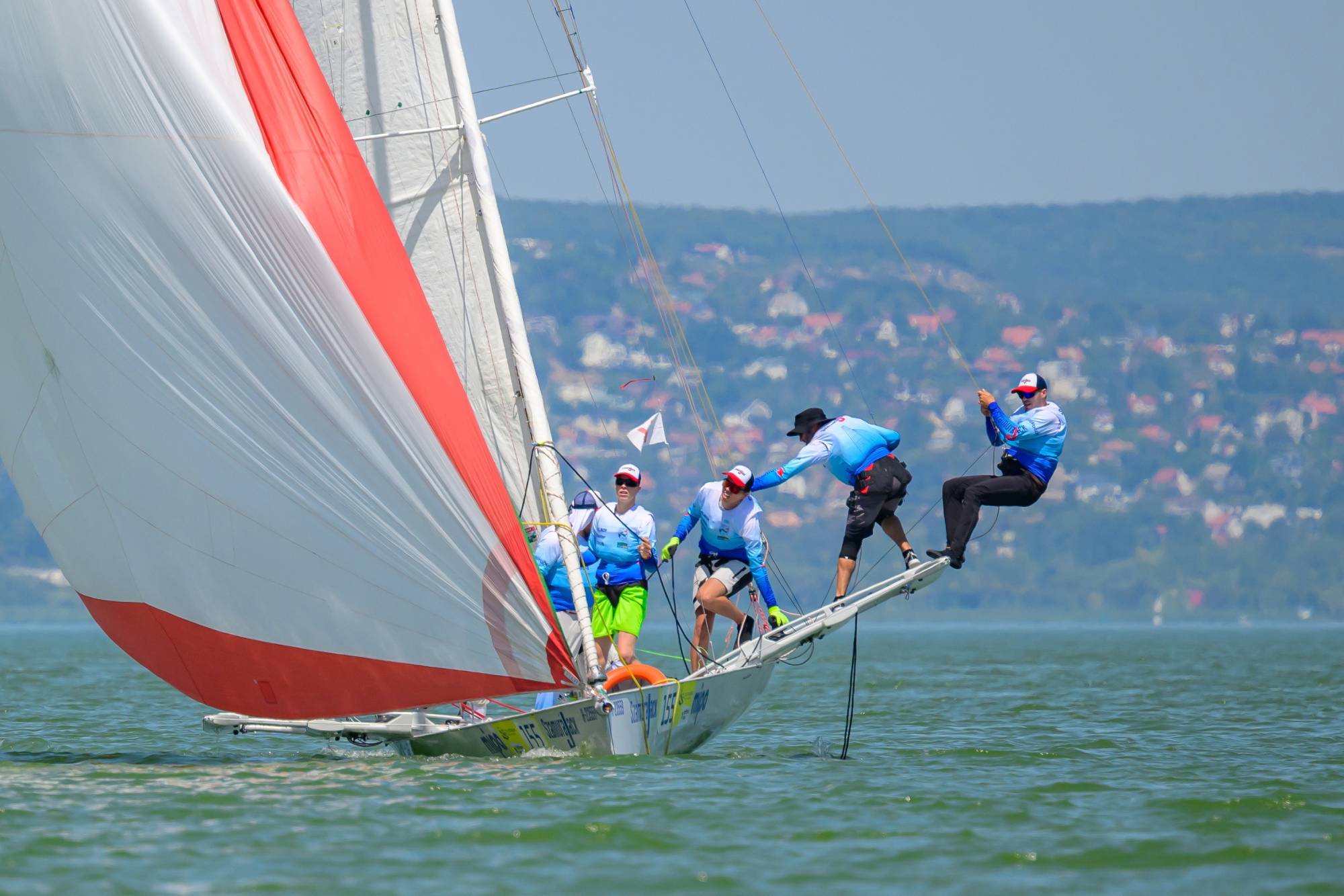 Siófok, 2026. július 30. Csapattagok Takács Péter vitorlásán, a Szamuráj Jacken az 58. Kékszalag Raiffeisen Nagydíj tókerülQ vitorlásversenyen Siófok közelében 2026. július 30-án. MTI/Vasvári Tamás; Siófok, 2026. július 30. Csapattagok Takács Péter vitorlásán, a Szamuráj Jacken az 58. Kékszalag Raiffeisen Nagydíj tókerülQ vitorlásversenyen Siófok közelében 2026. július 30-án. MTI/Vasvári Tamás; Takács Péter vitorlása, a Szamuráj Jack az 58. Kékszalag Raiffeisen Nagydíj tókerülQ vitorlásversenyen Siófok közelében 2026. július 30-án.