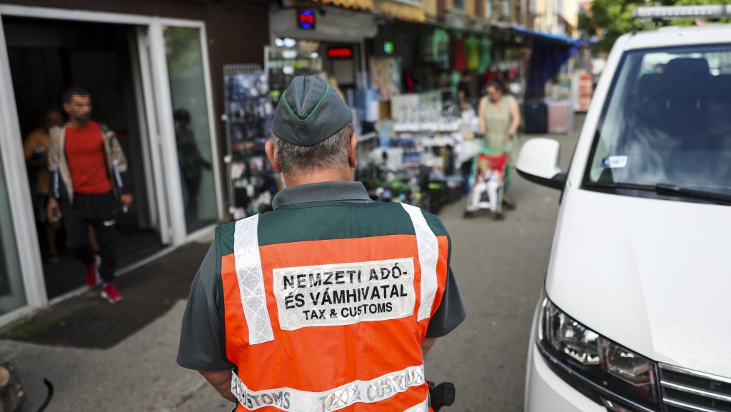 Milliókkal vesztegette volna meg a pénzügyőröket egy hamis napszemüvegekkel üzletelő férfi