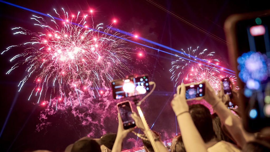 Tűzijáték, drónshow, fényfestés – fotókon a NER utáni első augusztus 20. leglátványosabb pillanatai