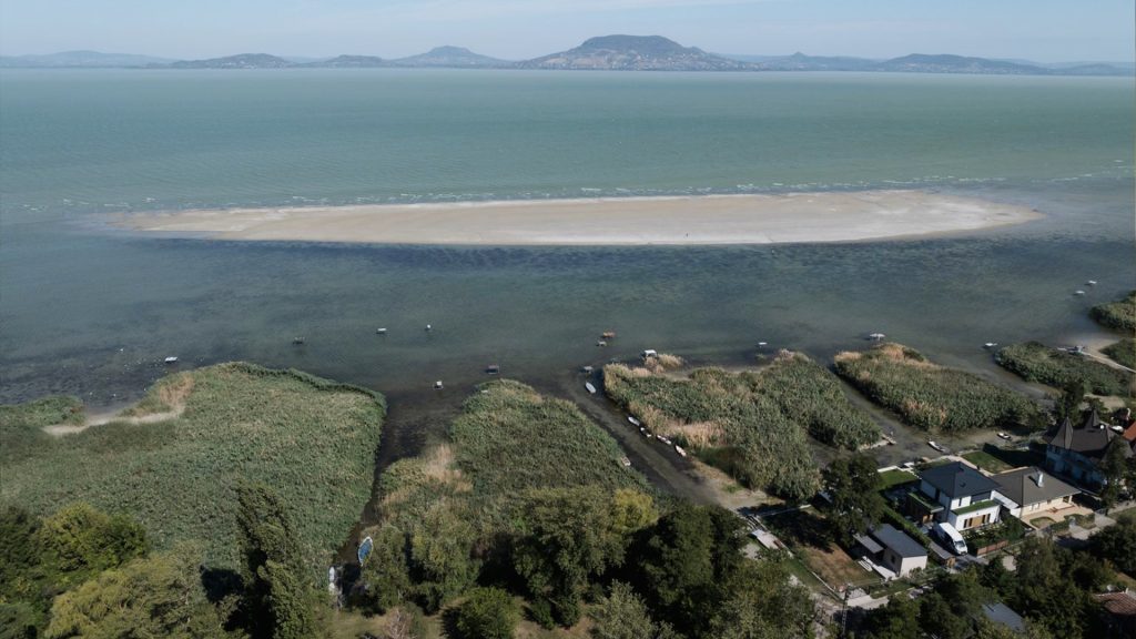 Drónfelvételen az aszály sújtotta Balaton