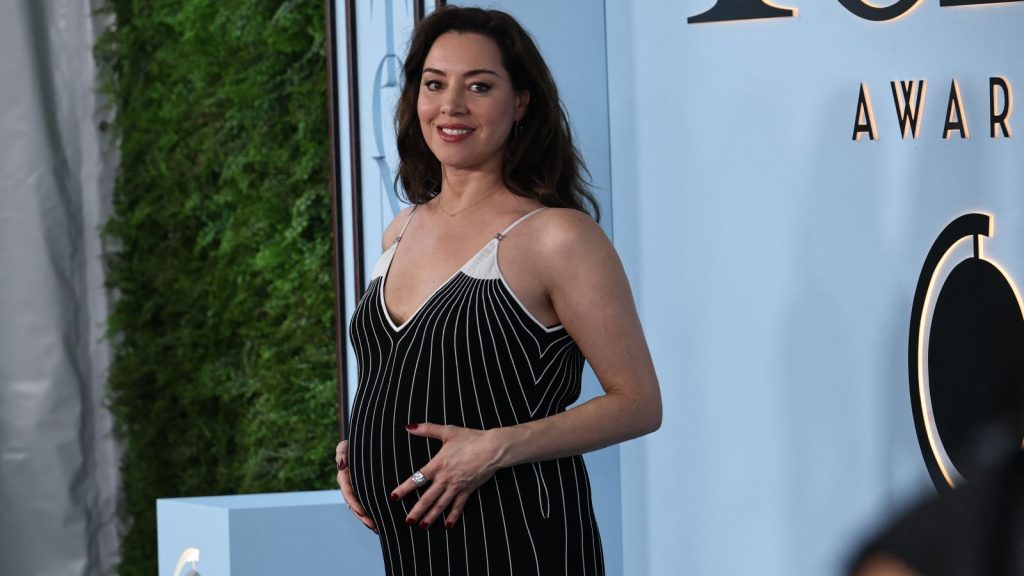 Másfél évvel férje halála után megszületett Aubrey Plaza első gyereke