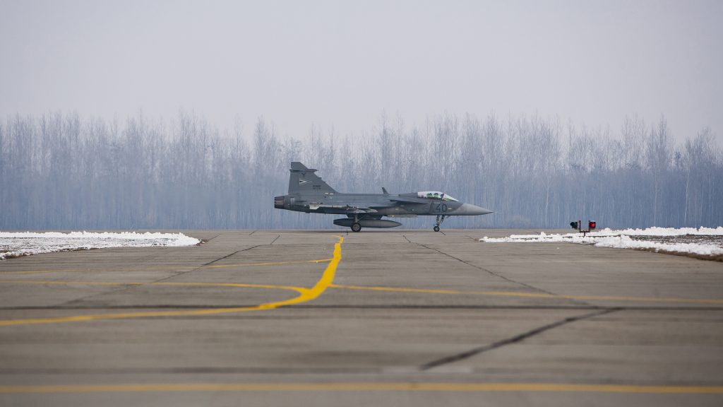 „Azt éreztem, hogy fel fog robbanni a hajtómű és meghalok” – volt vadászpilóta a katapultálásról és a Gripen-balesetről