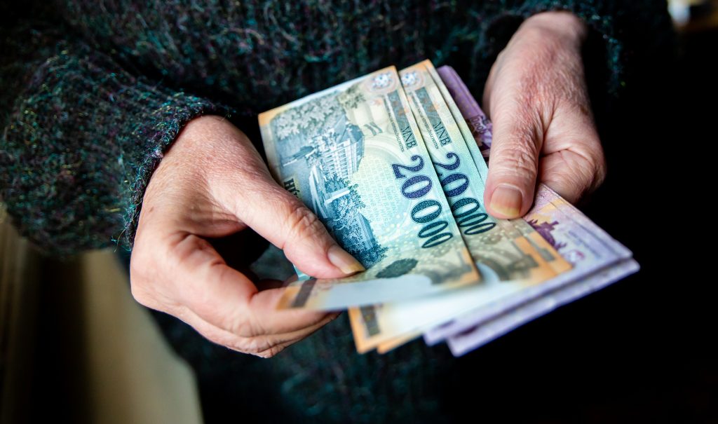 Ilyen sem volt még: már naponta kétezer személyi kölcsönt szórnak ki a bankok