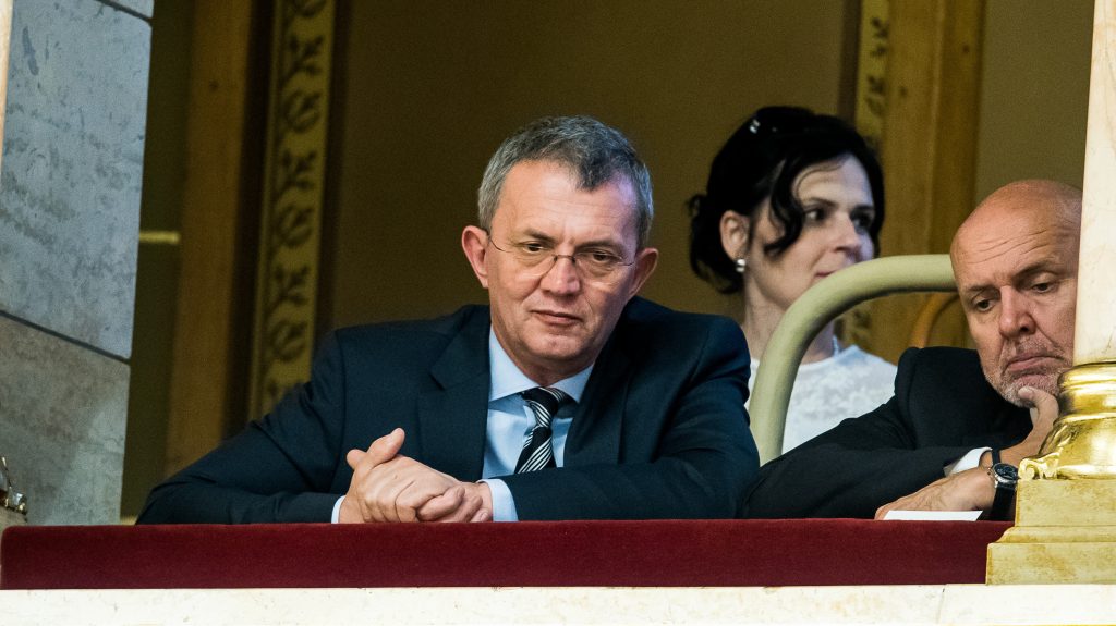 Meghallották Magyar Péter kérését, azonnal tízezer tonna követ ajánlott fel Garancsi cége