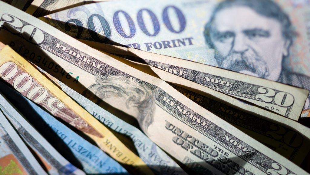 Péntek reggelre erősebb lett a forint