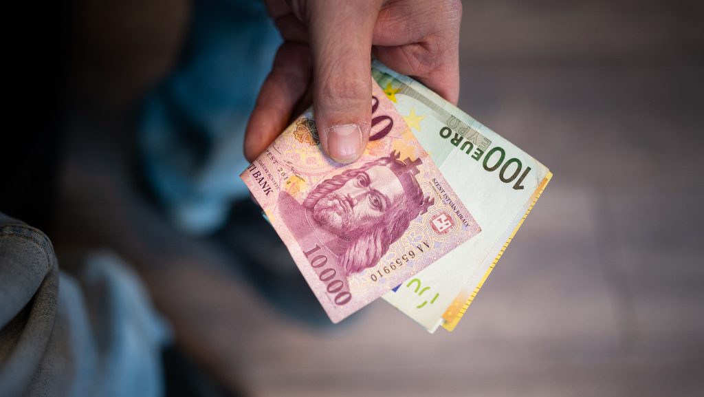 Gyengült a forint kedd reggelre