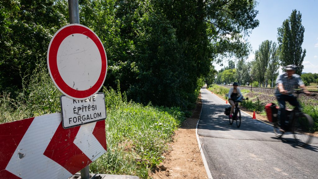 Hiánypótló kerékpárút megépítését jelentette be Vitézy Dávid