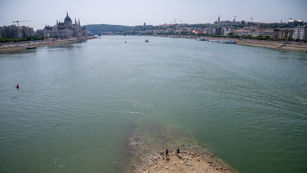 Bejelentette a rendőrségen egy férfi, hogy egy lövedéknek látszó tárgyat látott Duna-parton, mire kiértek a zsaruk, eltűnt az iszapban lévő világháborús gránát