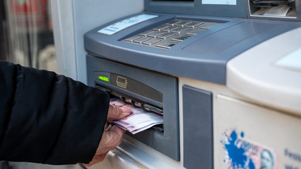 Hamis papírokkal került új ügyvezető egy cég élére, 150 millió forintot utaltak el a számlájáról