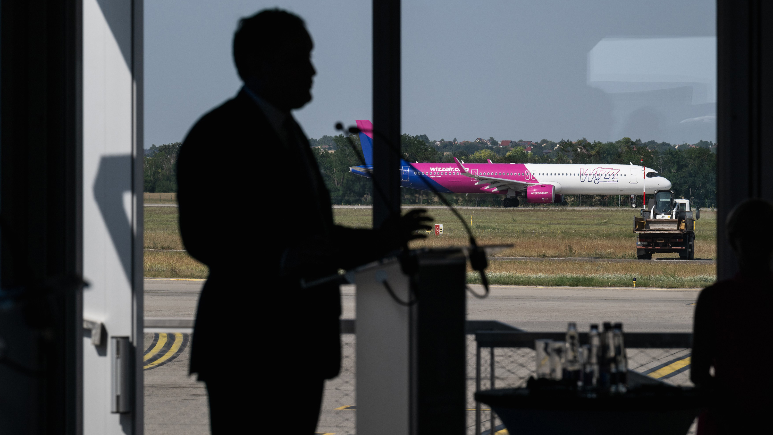 Miután a magyar állam és a VINCI Airports megvásárolta a Budapest Airportot, a repülőtér jövőbeli célkitűzéseit és üzleti tervét Nagy Márton Nemzetgazdasági Miniszter és Nicolas Notebaert, a Vinci Airports Elnöke ismeretette közös sajtótájékoztatón a Budapest Liszt Ferenc Nemzetközi Repülőtéren 2024. július 9-én.