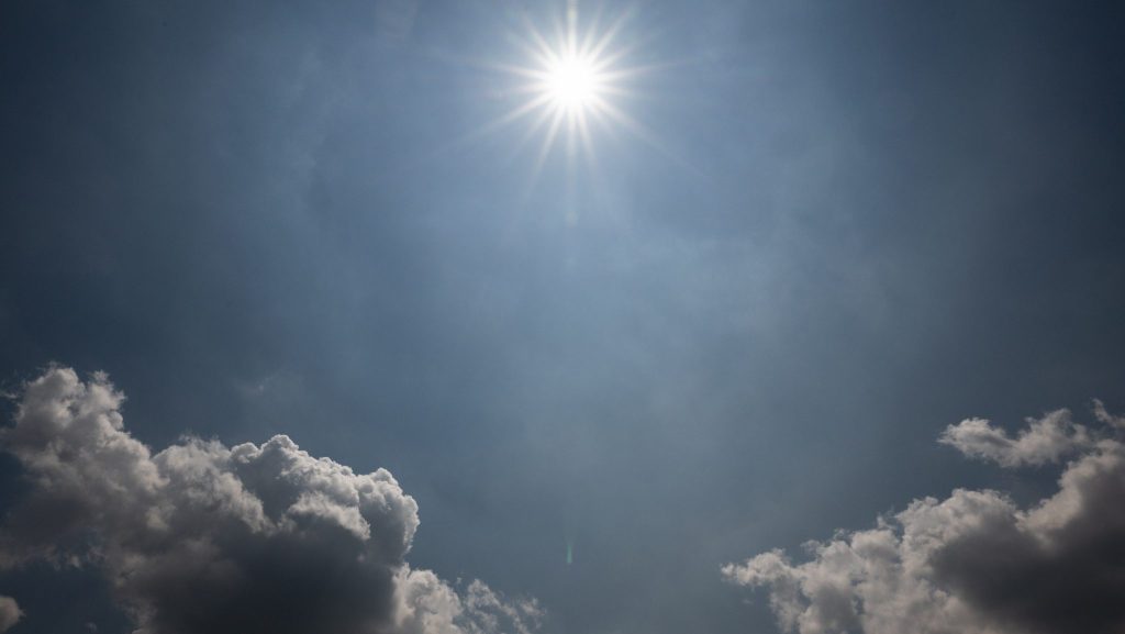 Enyhül a hőség, éjfélig tart a riasztás