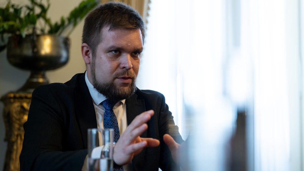 „Kamudokumentumért 13 millió közpénz” – Győr polgármestere feljelentést tesz a volt fideszes Hajtó Péterrel kötött gyanús szerződés miatt