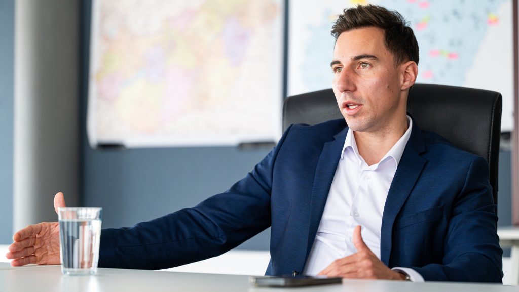 Elindult a Közhang, Radnai Márk szerint nem hibátlan a rajt