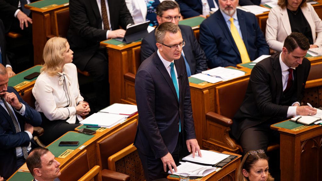 Rétvári a gáztározókra mutogat, és azt állítja, a kormány egyik energiaválságból a másikba bukdácsol