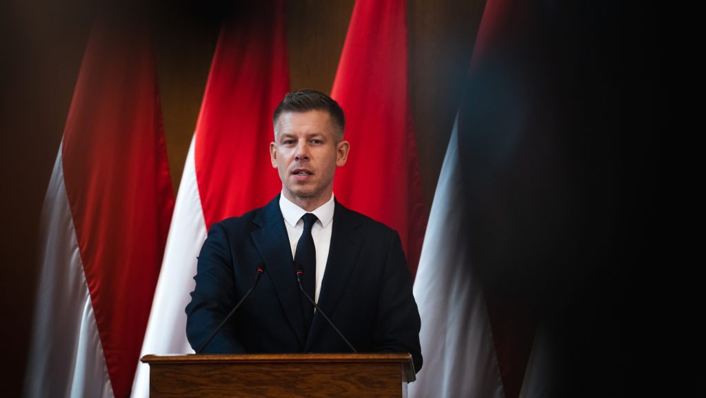 Magyar Péter mutatott egy előterjesztést, amiből kiderül: Orbánék már 2022-ben tudták, hogy az energiarendszer a végnapjait éli