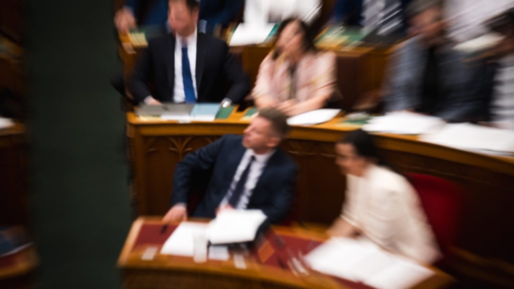 Magyar Péter felszólalásával, szokatlan időpontban kezdődik a heti parlament