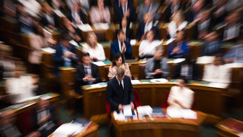 Egy hét kihagyás után ismét ülésezik a parlament
