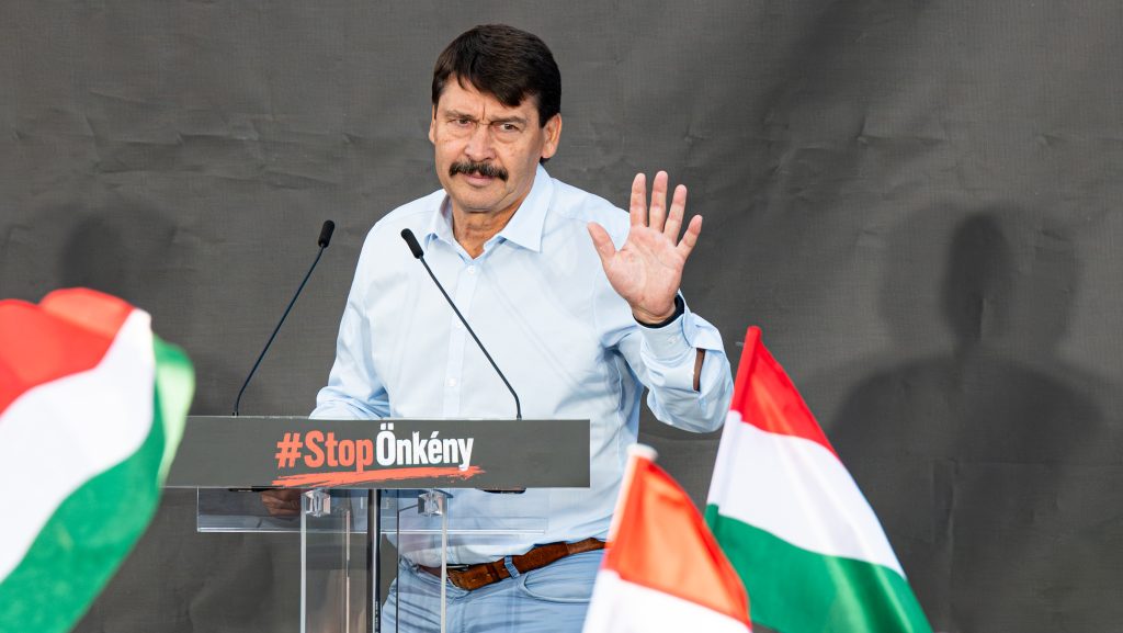 Áder János alapítványa szerint jogi képviselőjük a Miniszterelnökségen volt, amikor Magyar Péter kiposztolta, hogy a jelenlegi formában megszűnnek
