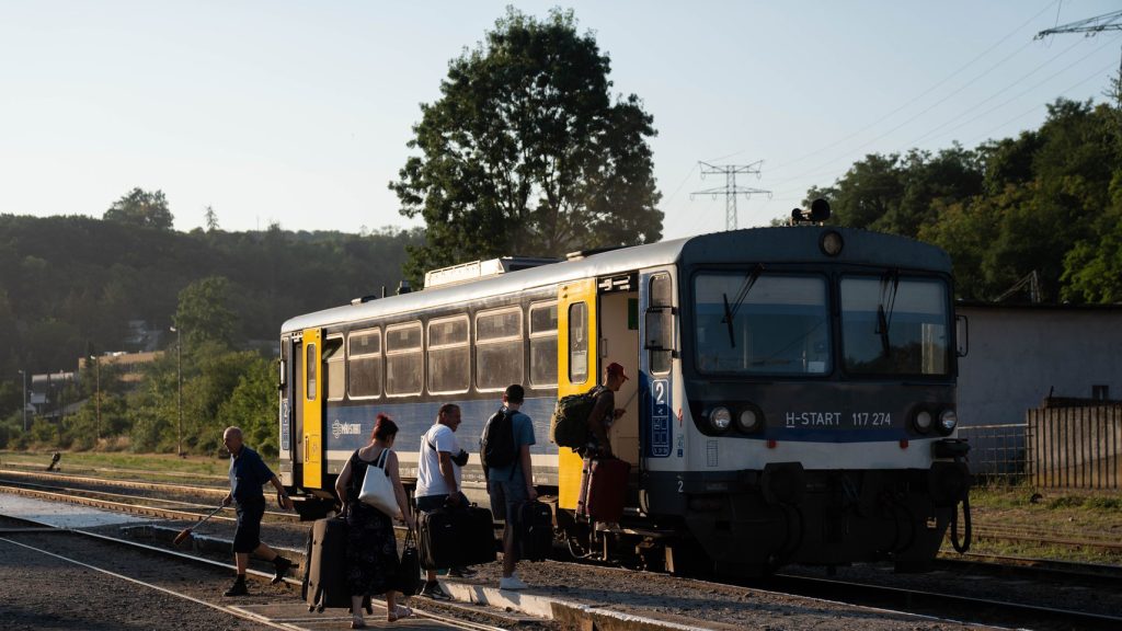 „Inkább csak politikai haszonszerzés van a dologban” – felültünk az újraindított Komló–Dombóvár vonatra