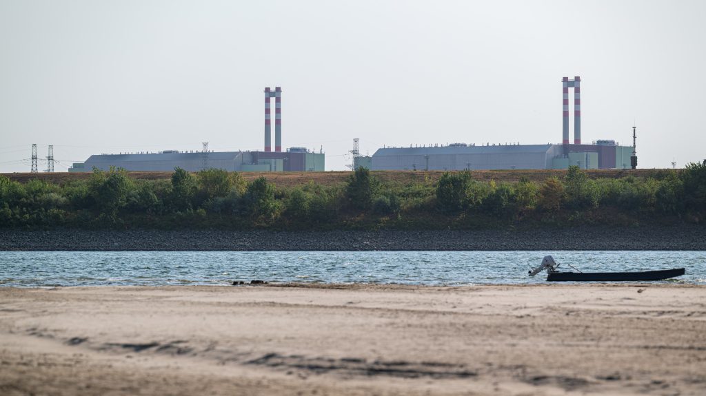 Négy centiméterre van a Duna a leállási küszöbtől a Paksi Atomerőműnél