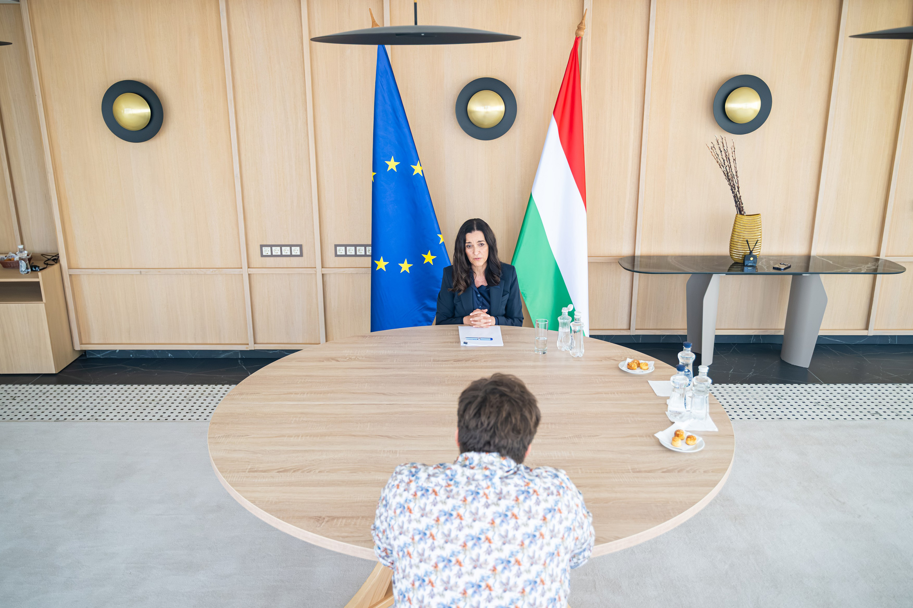Orbán Anita: Ragadt az épület, ha végighúztuk az ujjunkat egy szekrényen. Ez szimbólum is, hogy milyen állapotban vettük át a magyar diplomáciát 1 Interjú Orbán Anita külügyminiszterrel 2026. augusztus 7-én a Külügyminisztériumban.