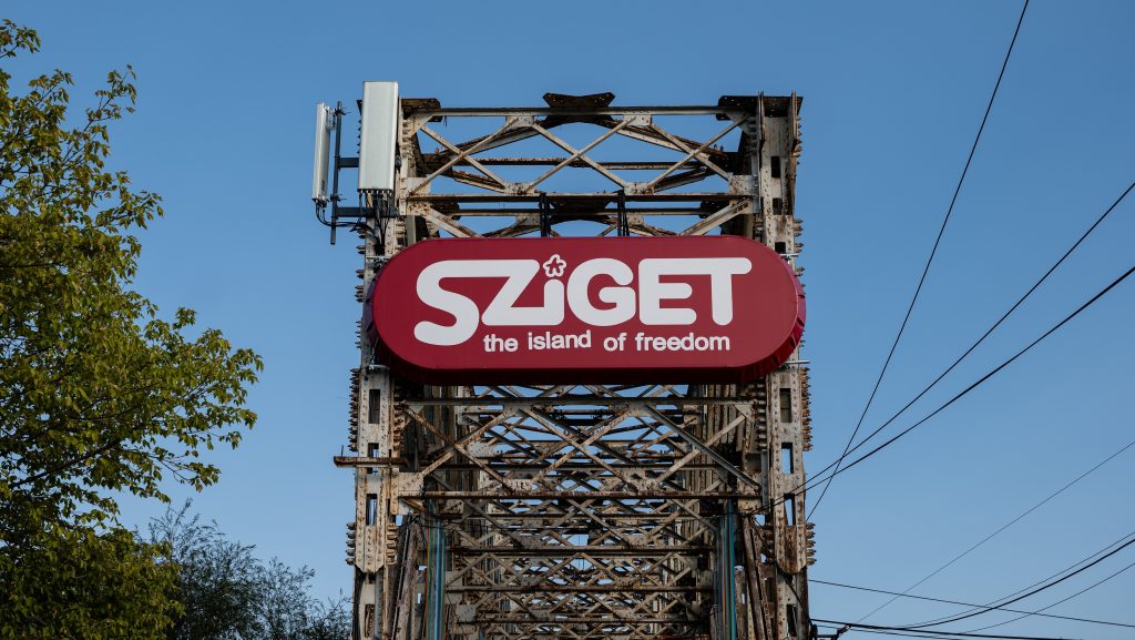 Nem mehetnek a Dunába a fesztiválozók a Sziget Beach-en, ami a szennyezett Óbudai Gázgyárral szemben található