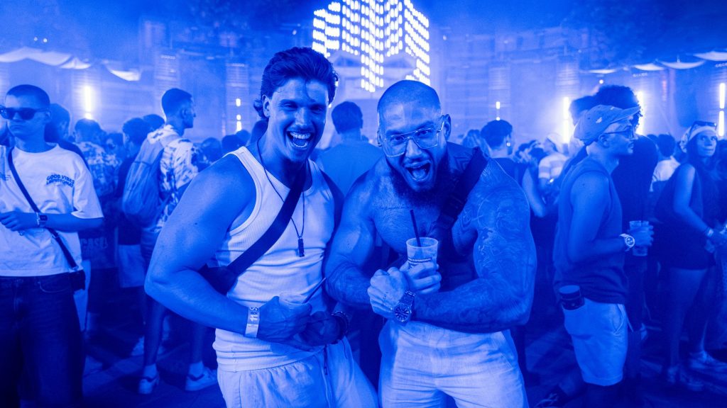 A brit punkok még mindig a Fideszt szidják – megnéztük, milyen egy headliner nélküli Sziget-nap