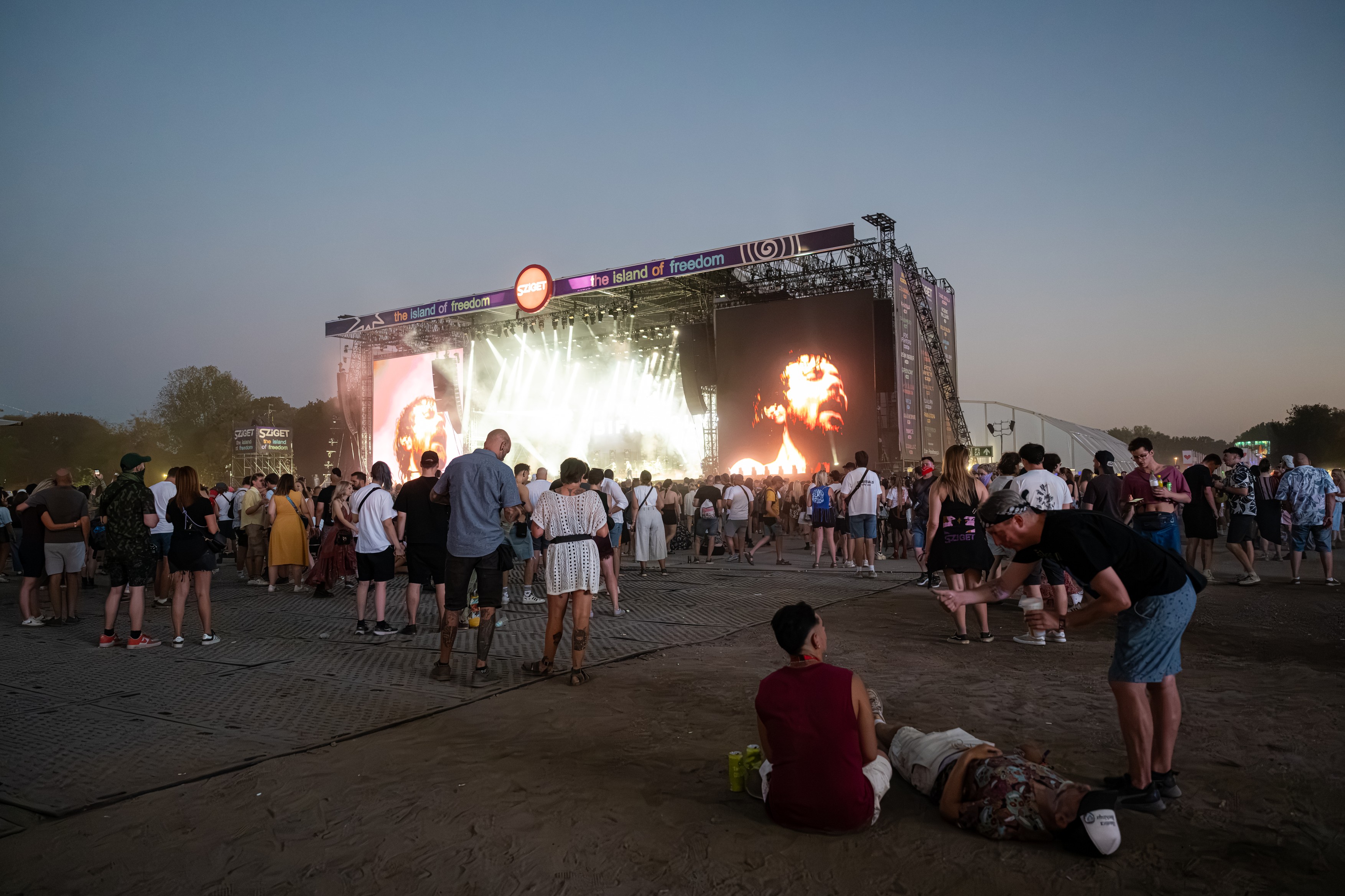 „Itt megtanulták, aztán az oroszlányi kocsma összes részegét stabilba rakták az árokparton” – a Sziget elsősegélynyújtóival járőröztünk 1