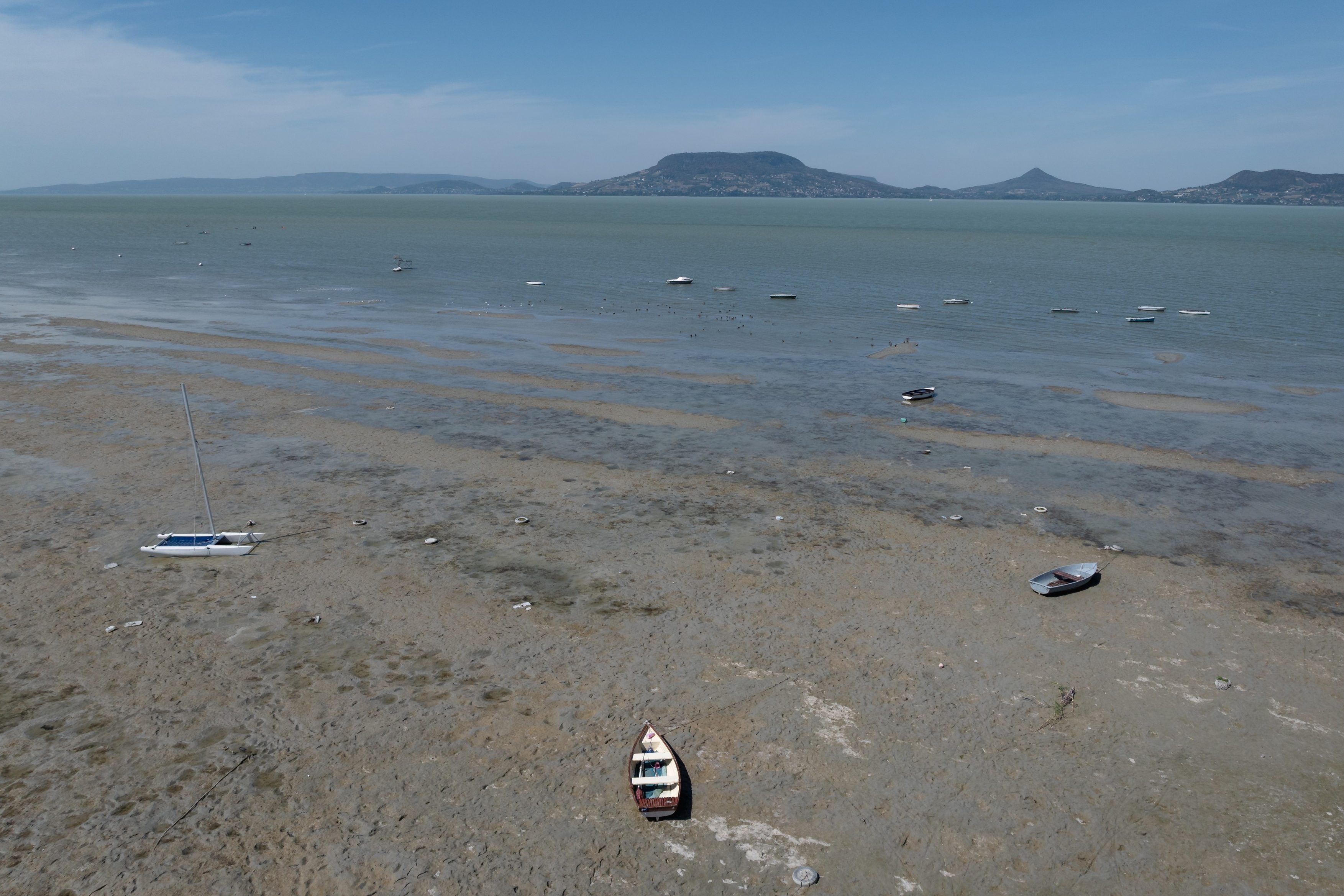 260 millió köbméter víz hiányzik – így fest a leapadt Balaton a nyár végi aszályban 4