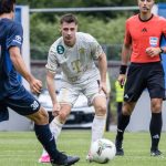 Fabricio Amato, a Zalaegerszeg (b) és Corbu Máriusz, a Ferencváros játékosa a labdarúgó OTP Bank Liga 4. fordulójában játszott Zalaegerszegi TE FC - Ferencvárosi TC mérkőzésen a zalaegerszegi ZTE Arénában 2026. augusztus 17-én. Jobbról Csonka Bence játékvezető.