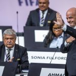 Gianni Infantino, a Nemzetközi Labdarúgó-szövetség, a FIFA elnöke (j), miután újjáválasztották a szövetség 69. kongresszusán Párizsban 2019. június 5-én. Balról Csányi Sándor, a Magyar Labdarúgó-szövetség elnöke, a FIFA egyik alelnöke.