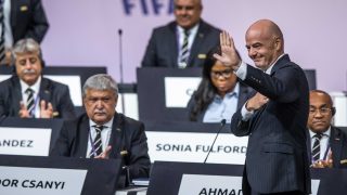 Gianni Infantino, a Nemzetközi Labdarúgó-szövetség, a FIFA elnöke (j), miután újjáválasztották a szövetség 69. kongresszusán Párizsban 2019. június 5-én. Balról Csányi Sándor, a Magyar Labdarúgó-szövetség elnöke, a FIFA egyik alelnöke.