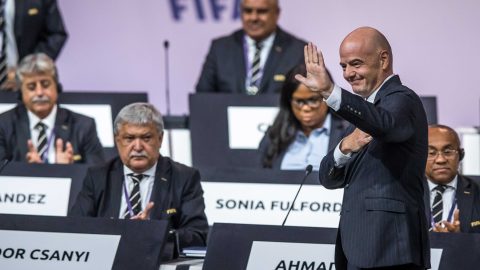 Gianni Infantino, a Nemzetközi Labdarúgó-szövetség, a FIFA elnöke (j), miután újjáválasztották a szövetség 69. kongresszusán Párizsban 2019. június 5-én. Balról Csányi Sándor, a Magyar Labdarúgó-szövetség elnöke, a FIFA egyik alelnöke.