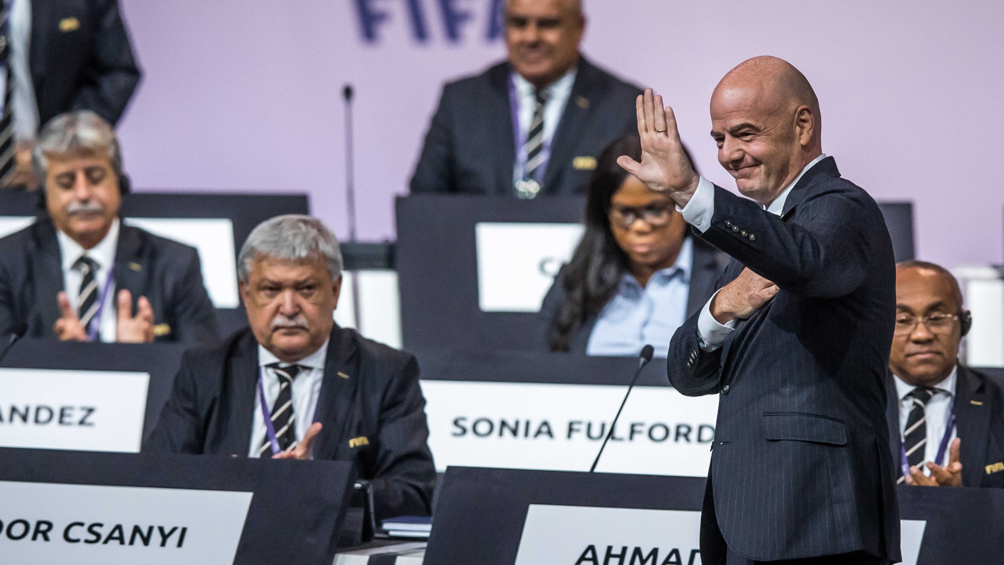 Gianni Infantino, a Nemzetközi Labdarúgó-szövetség, a FIFA elnöke (j), miután újjáválasztották a szövetség 69. kongresszusán Párizsban 2019. június 5-én. Balról Csányi Sándor, a Magyar Labdarúgó-szövetség elnöke, a FIFA egyik alelnöke.
