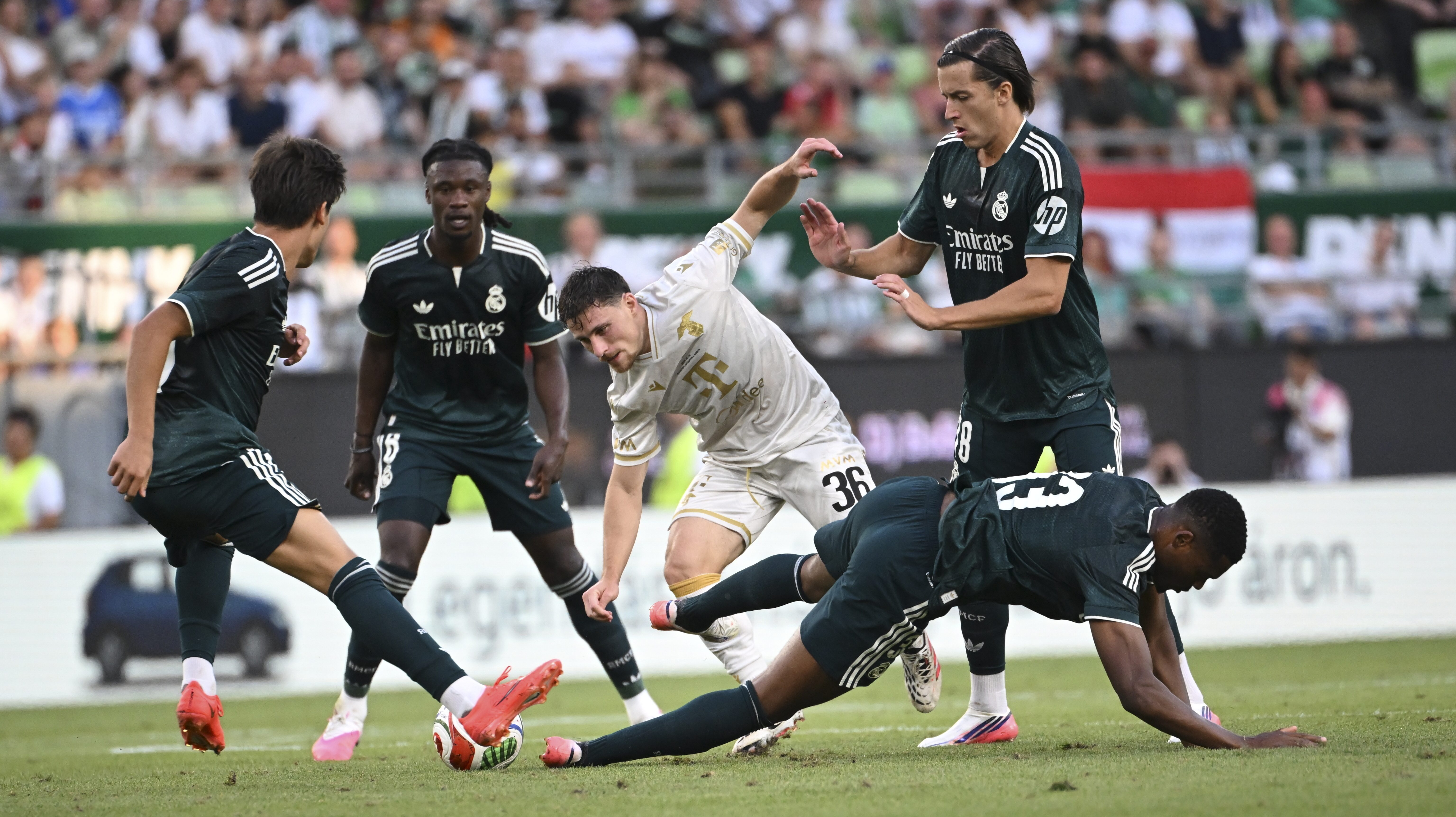 Gavriel Kanikovszki, Arda Güler (balra), Eduardo Camavinga (középen), Álvaro Carreras (jobbra) és Denzel Dumfries (estében), a Ferencváros - Real Madrid meccsen.