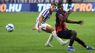 Markgráf Ákos, az Újpest (b) és Jean Florent Batoum, a Nyíregyháza játékosa.