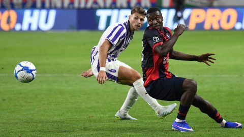 Markgráf Ákos, az Újpest (b) és Jean Florent Batoum, a Nyíregyháza játékosa.