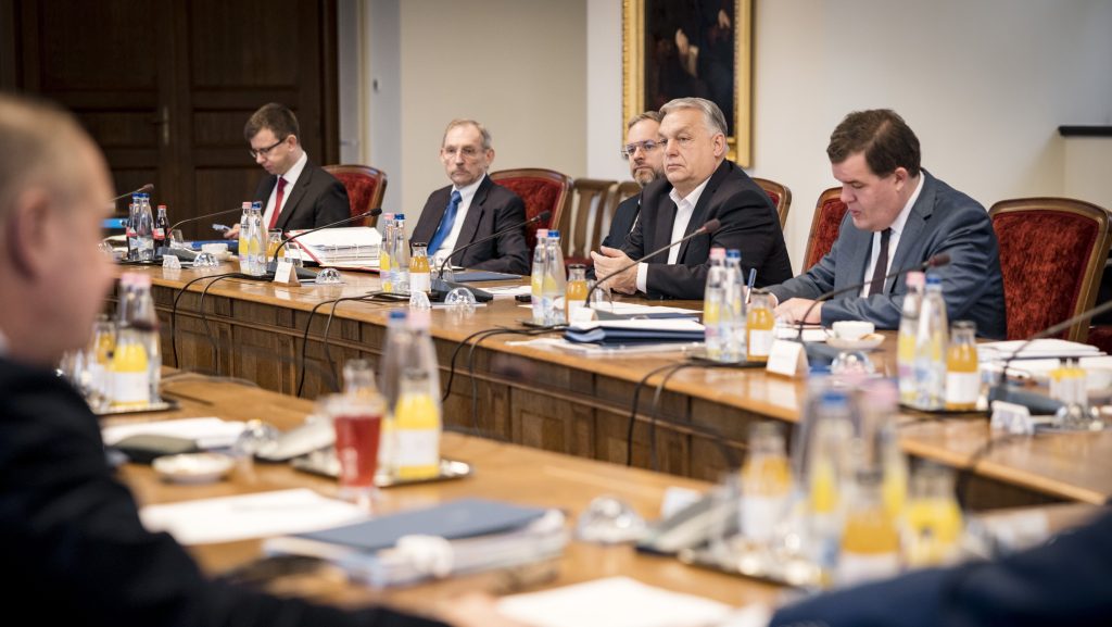 HVG: Orbánék már előre felkészültek a kifizetések felgyorsítására egy választási vereség után