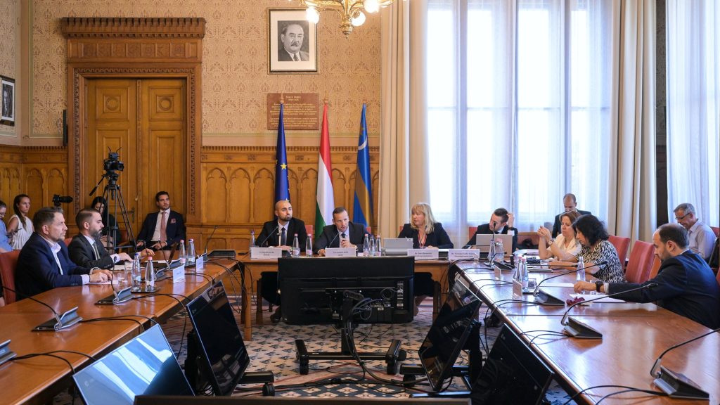 Toroczkai: Százezer oldalnyi dokumentumot kell átnézniük
