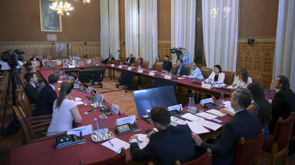 Elbuktak a Fidesz, a KDNP és a Mi Hazánk jelöltjei a közmédia tulajdonosi testületével kapcsolatos meghallgatáson