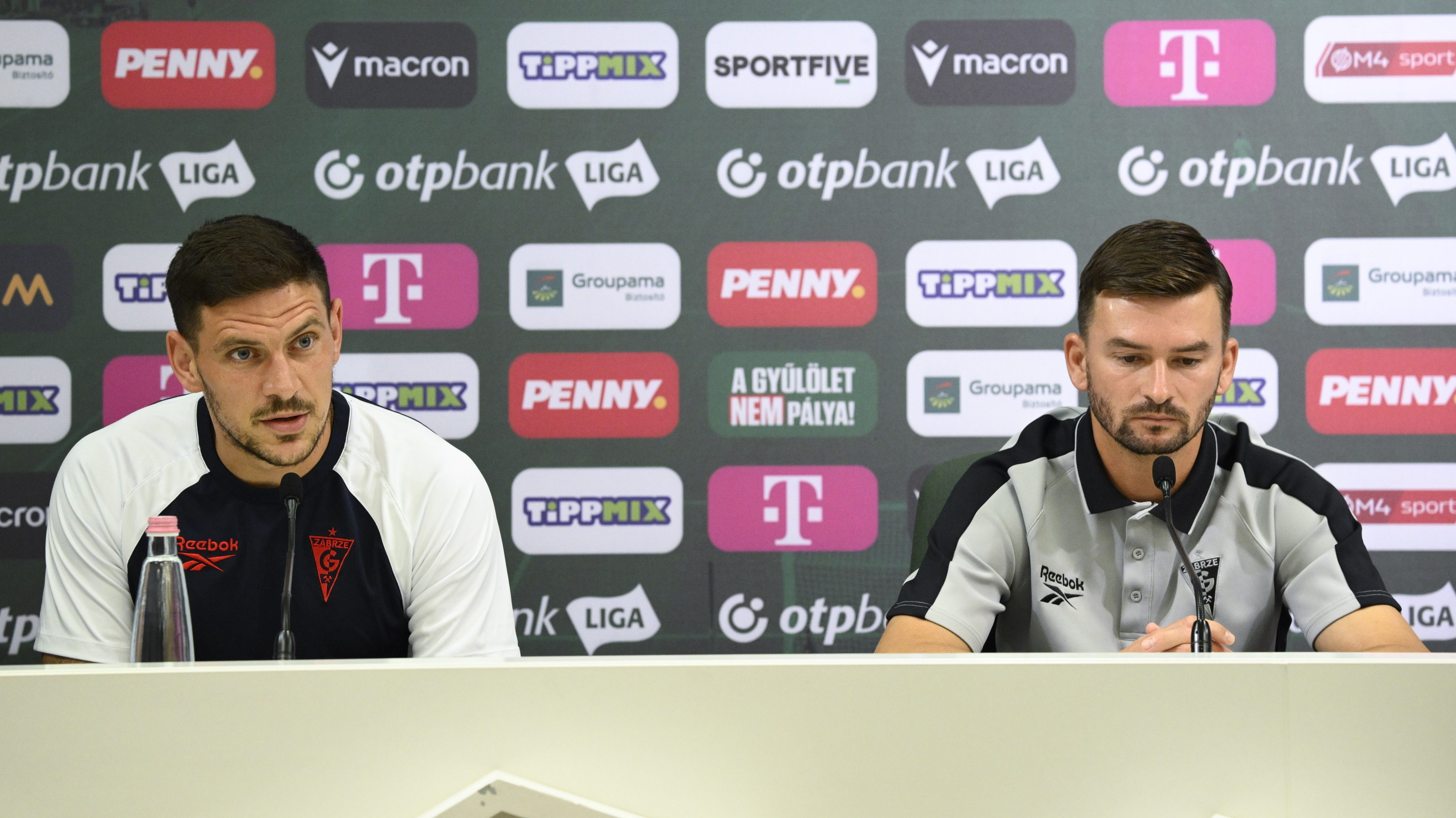 Erik Janza csapatkapitány (b) és Michal Gasparik vezetõedzõ a lengyel Górnik Zabrze labdarúgócsapatának sajtótájékoztatóján.
