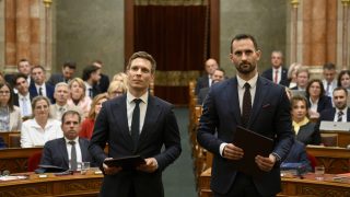 Hortay Olivér (b) és Palóc André, a Fidesz új képviselői leteszik esküjüket az Országgyűlés plenáris ülésén 2026. augusztus 10-én.