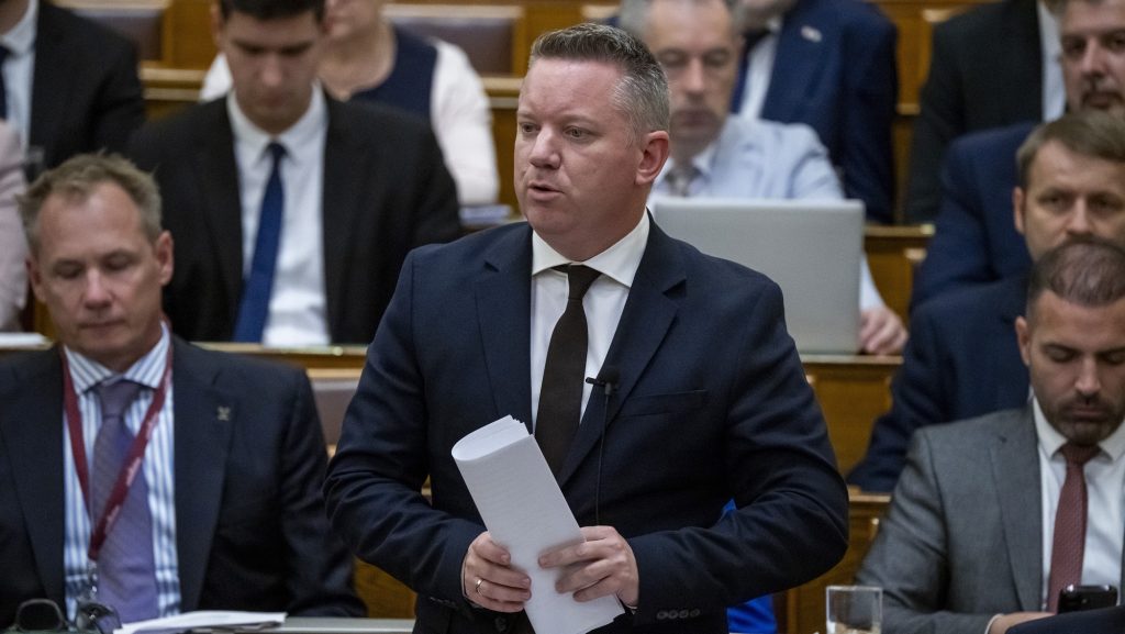 Pósfai Gábor kirúgta a Nemzeti Kommunikációs Hivatal elnökét és a Nemzeti Rendezvényszervező Ügynökség vezérigazgatóját