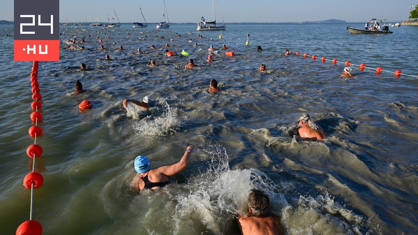 Két halasztás után végre megkezdődött az idei a Balaton-átúszás