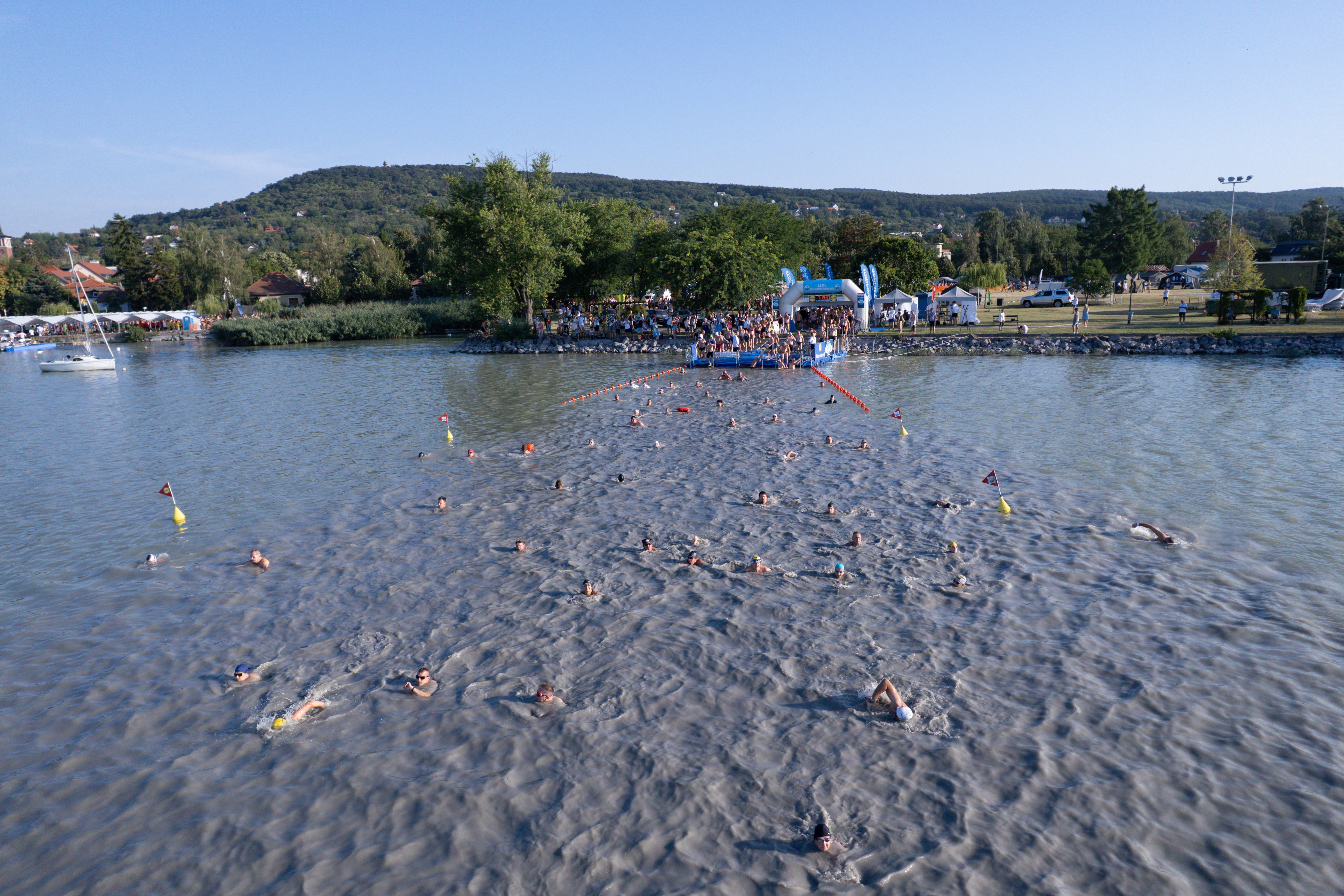 Két halasztás után végre megkezdődött az idei a Balaton-átúszás 1